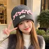Gorro de punto de estilo coreano inspirado en la dopamina con un lazo, diseñado para mujeres, que proporciona calor y protección para los oídos en otoño e invierno, y favorece el rostro; un sombrero pequeño y elegante para estudiantes