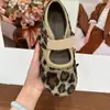 Zapatos Birkenstock de suela gruesa punta redonda feos-bonitos forma de frijol zapatos de un solo color para mujer zapatos Mary Jane estilo retro 2026 Velcro calabaza otoño