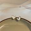 Estilo Minimalista Japonés y Coreano~ Estilo para el Viaje Diario Pendientes de Botón con Forma de Corazón Bañados en Plata 14K, Pendientes Elegantes y Suaves en Blanco y Negro