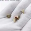 Fábrica de Quanzhou Pingente Triângulo 3D Rebite Fivela Costurada à Mão Acessórios de Joias Europeus e Americanos Materiais Furador Pingente