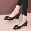 Zapatos de mujer de cuero suave, suela blanda, corte bajo, nuevo modelo otoño 2026, tacón bajo, versátiles, hebilla cuadrada, zapatos para mamá, punta fina, zapatos de trabajo