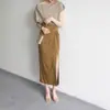 Falda Larga Hasta la Rodilla Jojoz Mostaza Textura Mate Diseño Cruzado Cintura Alta Abertura Lateral Prenda Inferior Femenina Elegante y a la Moda