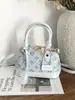 Bolso pequeño nuevo tipo concha con estampado vintage, letras repujadas de moda, bolso de verano para mujer con textura de alta calidad, elegante bolso cruzado para el hombro