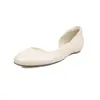 Simples y elegantes, estos zapatos de cuero para mujer presentan un tacón sutil, un tacón de cuña bajo, una punta redonda y un diseño lateral poco profundo y abierto, lo que los hace perfectos para el uso diario en la temporada de otoño 2026.