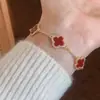Pulsera de Flor de Cuatro Hojas con Circonitas Micropavimentadas, Elegante, Sencilla, Exquisita, Lujo Ligero, Gama Alta, Pulsera con Diseño Personalizado de Nicho para Mujeres