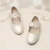 Sapatos de salto baixo para meninas, sapatos Mary Jane off-white infantis de princesa com flores tridimensionais, tiras horizontais de pérolas, bico redondo, boca rasa, sola reta