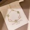 Pulsera de Flor de Madreperla con Circonita de Lujo Ligero Estilo Coreano con Diseño Único, Joyería Elegante y Sofisticada para Mujeres