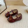 Zapatos bajos de una sola pieza dulces para niños, nuevo estilo primavera y otoño 2026, zapatos de cuero para bebé, versátiles y a la moda con suela blanda, zapatos de princesa