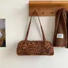 Bolsa Feminina Personalizada de Camurça Outono e Inverno 2025, Bolsa de Ombro Axila Exquisita e Fashion, Bolsa Baguete com Estampa de Leopardo de Grande Capacidade para o Trabalho