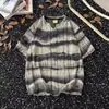 Camiseta de Rayas Desgastadas Estilo Mendigo con Cuello en V y Manga Corta para Hombre, Fresca de Verano Estilo Callejero Americano Moderna Holgada de Media Manga