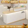 Caixa registradora simples e moderna com iluminação ecológica, gavetas de grau E1 e um balcão de bar adequado para pequenas lojas de roupas e salões de beleza.