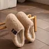 Chinelos de algodão macios para casa para mulheres, novo estilo outono/inverno 2026, com forro de fleece adicional para aquecimento, espessados para conforto extra e com sola antiderrapante; também disponível em versão masculina