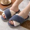 Novas Pantufas de Chão de Inverno com Tira Cruzada de Pelo Color Block Quentes Confortáveis Fashion Simples Versáteis Femininas de Algodão