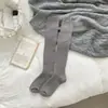 Novas Meias Femininas Zhuji para Outono e Inverno, Meias Longas de Pelúcia com Pelo de Veado, Cor Sólida, Acima do Joelho, Meias Casuais Enrugadas para Mulheres, Venda por Atacado