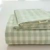 2026 Novo Estilo Liso Tecido Grosso Xadrez Lençol de Cama Tapete Refrescante Macio Lençol de Cama Fronha Conjunto de Três Peças Nova Textura de Areia Fina Atualizada