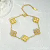 Tallado láser moda temperamento flor de cuatro hojas láser oro lote flor pulsera clavícula mujer 2025 sentido del diseño no se decolora