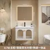 Sencillo tocador de baño rústico estilo francés, que incluye un mueble para lavabo y lavabo integrado