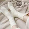 Meias de outono e inverno para mulheres, forradas com fleece e espessadas para aquecimento, comprimento até a panturrilha, simples e fofas, adequadas para dormir, uso interno e pós-parto