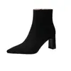 Botas de Cano Curto Pretas de Camurça Bico Fino Salto Bloco para Mulheres Fechamento Lateral Elegantes Afinando Botas de Cano Curto Versáteis para Outono e Inverno Botas de Salto Alto Skinny