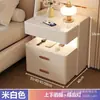 Mesa de noche inteligente moderna y simple Cuero resistente a los arañazos de gato Encimera de losa de roca Lujo ligero Madera maciza Mesa de noche inteligente Multifuncional de noche