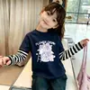 Camiseta de manga larga de algodón puro para niña 2026 primavera y otoño nueva con estampado de dibujos animados lindos cuello redondo patchwork a rayas top