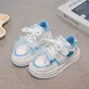 Lindos Zapatos Blancos de Gato para Niños 2025 Otoño Nuevos Versátiles de Nicho Zapatos de Tabla Deportivos Estudiante Casual Suela Gruesa Zapatos de Pan