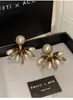 Pendientes de Perla Redondos en Forma de Abanico con Incrustaciones de Diamantes, Pendientes de Estilo Retro Francés, Pendientes de Lujo Ligero, Pendientes de Nicho de Alta Gama para Mujer