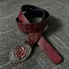 Cinturón Retro con Tallado Tridimensional Patrón de Rosa Rojo Oscuro Cinturón de Cuero para Hombres y Mujeres Cinturón Decorativo Versátil Vintage Subcultura Moderno
