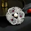 Broche de Lujo Ligero y de Alta Gama Estilo Palacio de Perla de Agua Dulce y Corindón Rojo con Forma de Hoja con un Diseño de Moda como Accesorio Floral