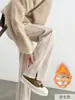 Nova coleção Outono/Inverno 2026: Calça reta elegante e versátil com padrão espinha de peixe, perfeita para o trabalho e o uso diário, com forro de fleece adicionado para aquecimento e um caimento que valoriza a silhueta.