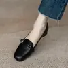 Mocasines retro para mujer, con tacón grueso, suela suave y un pequeño diseño de cuero. Esta es la colección de otoño de 2026, un zapato slip-on versátil de cuero suave con una abertura poco profunda.
