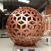 Escultura de Fibra de Vidro Personalizada com Bola Vazada em Cobre Imitação Escultura de Paisagem Ornamentos