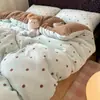 Juego de ropa de cama de cuatro piezas A-class de terciopelo de leche, fresco y simple, para otoño e invierno, cálido y engrosado, terciopelo de coral de doble cara, juego de tres piezas de dibujos animados