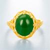 Anillo ovalado de calcedonia con forma de huevo y estrellas de jade incrustadas. Anillo brillante de jade hetiano con incrustaciones y baño de oro vivo para mujer.