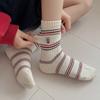 Calcetines Casuales Versátiles de Media Pantorrilla con Bloques de Color Rayados para Mujer con Conejo Feliz Bordado, Algodón Peinado, Calcetines Estilo Universitario de Zhuji Socks