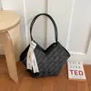 Bolsa feminina vintage de grande capacidade, nova bolsa de ombro versátil de outono 2026, design de nicho, bolsa tote para o dia a dia