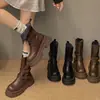 Botas de plataforma adelgazantes para mujeres petite, nuevo estilo otoño 2026, que aumentan la altura, combinadas con faldas, botas cortas de estilo coreano retro tipo caballero