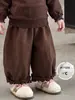 Conjunto de invierno para niñas: Chaqueta de algodón floral estilo retro, capa base con forro polar y pantalones largos casuales - un conjunto de tres piezas para niñas pequeñas