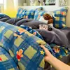 Fresco y Acogedor de Invierno Juego de Cuatro Piezas de Ropa de Cama Gruesa Cálida de Leche Polar Juego de Tres Piezas Estilo Funda de Edredón Sábana Bajera de Coral