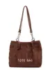 Nova Moda 2025 Bolsa Tote Feminina Bordado de Letras Versátil Casual Veludo Cotele de Grande Capacidade Ombro Bolsa para o Dia a Dia