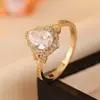 Anillo de Luz de Zirconia Incrustada en Oro Real Chapado en Cobre Transfronterizo Europeo y Americano Lujo Ligero Sensación de Alta Gama Anillo para el Dedo Joyería de Mano Versátil Fabricante Venta al por Mayor en Stock
