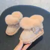 Botas de neve para bebê menina com forro de pelúcia, sapatos quentes de algodão, sapatos de princesa para criança pequena, sapatos peludos, botas curtas de inverno, sapatos para bebê andar