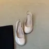 Sandalias mules de tacón grueso de charol con punta redonda y estilo francés, modelo nuevo de principios de otoño 2026, sandalias con tira trasera, zapatos de corte bajo de una sola pieza