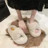 Nuevas Pantuflas de Felpa Versátiles para Exteriores con Tira Cruzada de Moda para Mujer con Suela Gruesa de Algodón, Modernas para Otoño e Invierno 2025