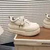 Mocassins plataforma estilosos e modernos com sola grossa e cadarço para mulheres, tênis casuais novos de outono estilo coreano 2026