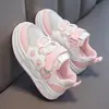 Sapatos infantis de couro com painéis, tênis novos para meninos, sapatos casuais de sola macia para meninas, sapatos brancos com malha respirável