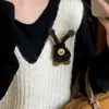 Fique Rico Logo! Broche de Pônei de Tecido Fofo para Mulheres, Decoração para Cachecol e Acessório de Peito Outono/Inverno 2025