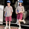 Conjunto Nuevo Estilo Verano 2026 para Niñas con Cuello Bloque de Color, Mangas Cortas Rayadas Raglán, Conjunto de Pantalones de Cinco Puntos Anchos de Color Sólido