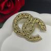 Broche de Moda con Letra Doble C Incrustaciones de Diamantes Perla Estilo Chanel Unisex Pin de Moda para Chaqueta