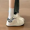 Populares zapatillas blancas para mujer 2026 otoño nuevas versátiles casuales súper modernas con plataforma alta para aumentar la altura